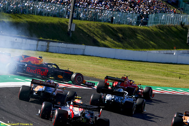 За мгновенье до этого между Ferrari Шарля Леклера и Red Bull Макса Ферстаппена произошёл контакт