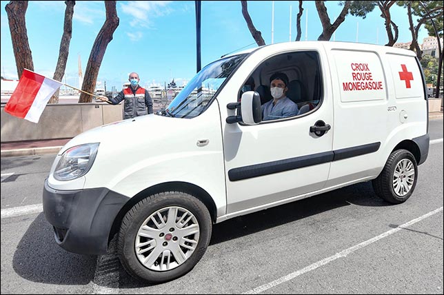 Шарль Леклер за рулмё машины Красного Креста. Фото: Manuel Vitali