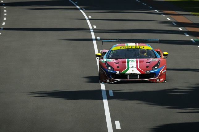 Виртуальная машина Ferrari 488 GTE на трассе в Ле-Мане
