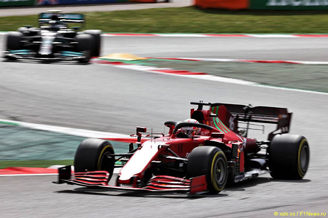 Шарль Леклер за рулём Ferrari SF21 на трассе Гран При Испании