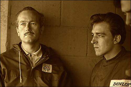 Глава Lotus Колин Чепмэн и Тревор Тейлор (справа), начало 60-х