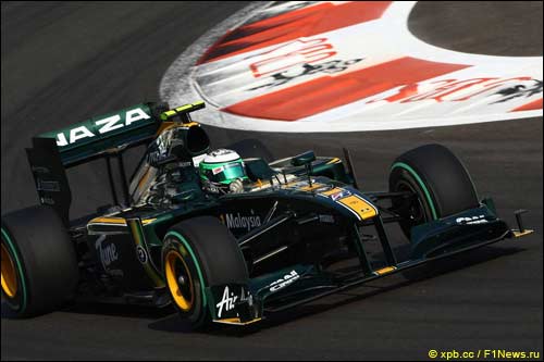 Команда Lotus Racing на трассе в Абу-Даби