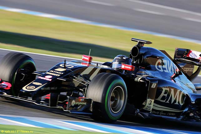 Роман Грожан за рулём Lotus E23 на тестах в Хересе