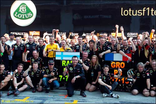 Команда празднует двойной подиум Lotus в Гран При Германии