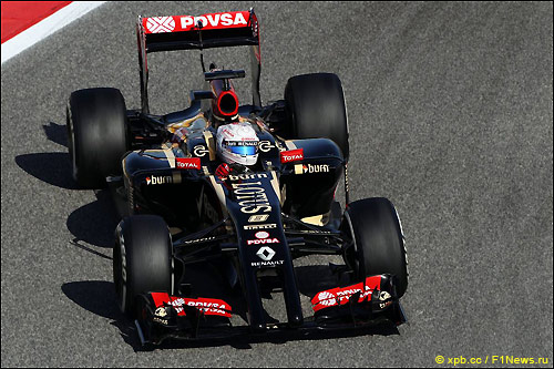 Роман Грожан за рулём Lotus E22 на трассе в Бахрейне
