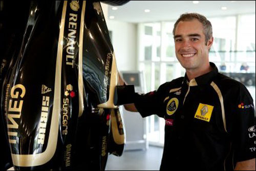 Сотрудник Lotus Renault GP Мэтт Джонсон