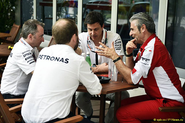 Падди Лоу (слева), Тото Вольфф (в центре) и Маурицио Арривабене, руководитель команды Ferrari (справа)