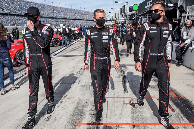 Кевин Магнуссен (в центре) и его напарники по команде Chip Ganassi Racing, фото из Twitter гонщика