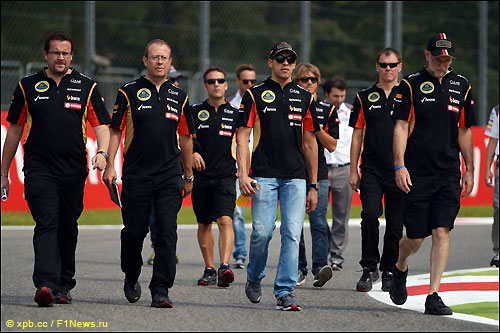 Пастор Мальдонадо (в центре) вместе с инженерами Lotus F1 во время обхода трассы в Монце