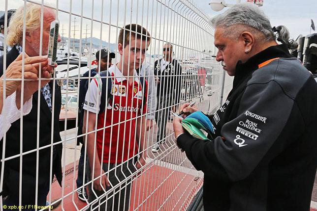 Виджей Малья раздаёт автографы, Гран При Монако 2015 года