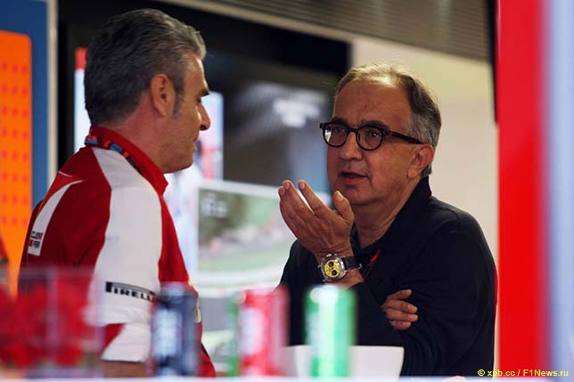 Серджио Маркионне (справа) и Маурицио Арривабене, руководитель команды Ferrari