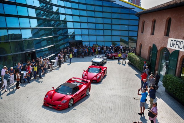 Парад спорткаров Ferrari на родине Энцо Феррари в Модене