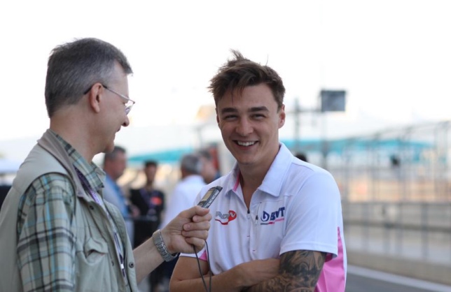 Артём Маркелов во время интервью F1News.ru перед стартом субботней гонки Формулы 2 в Абу-Даби, фото Светланы Стрельниковой