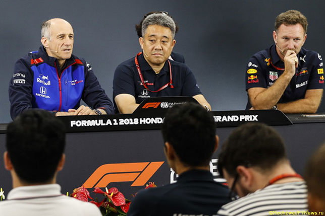 Тойохару Танабе (в центре), технический директор Honda F1, и руководители команд Toro Rosso и Red Bull Racing
