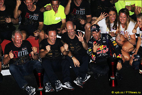 Хельмут Марко (в первом ряду слева) празднует победу вместе с Себастьяном Феттелем и командой Red Bull Racing