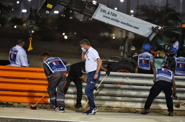 Майкл Маси, директор гонок FIA, на месте аварии Романа Грожана