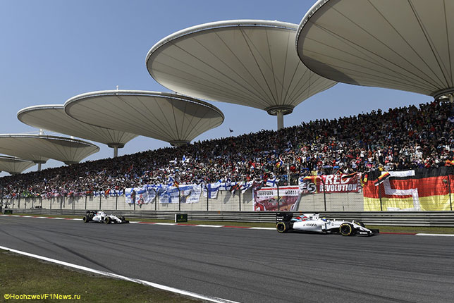 Гонщики Williams на трассе Гран При Китая, 2015 год