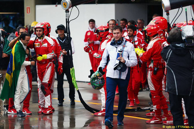 Механики Ferrari приветствуют Фелипе Массу