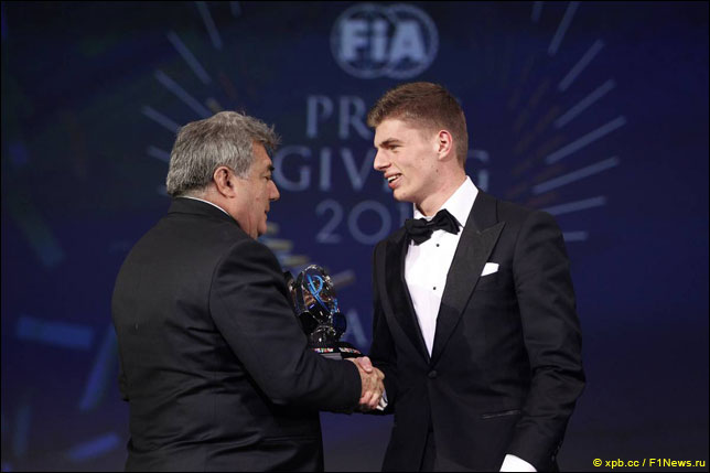 Макс Ферстаппен на церемонии награждения FIA