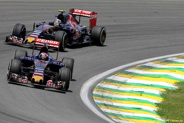 Гонщики Toro Rosso ведут борьбу на трассе Гран При Бразилии