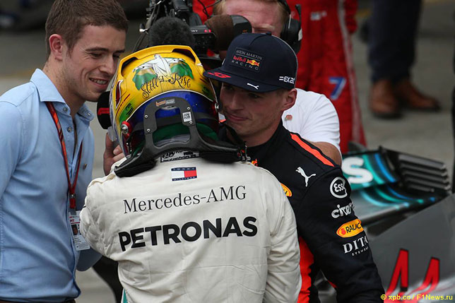 Макс Ферстаппен поздравляет Льюиса Хэмилтона с победой в Гран При Бразилии