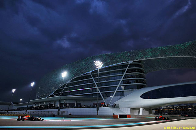 Машины Red Bull Racing на трассе в Абу-Даби, 2018 год