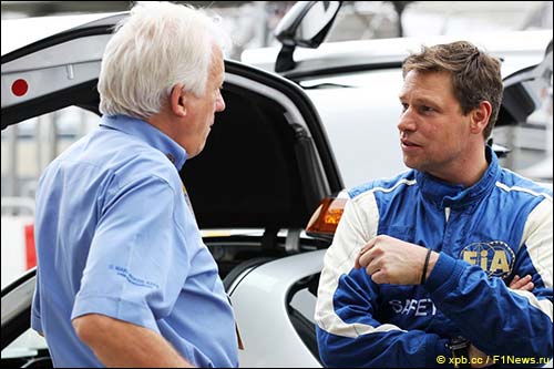 Бернд Майландер и Чарли Уайтинг перед стартом Гран При Бразилии 2012 года