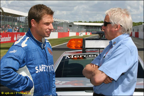 Бернд со своим начальником - руководителем гонок FIA Черли Уайтингом