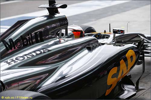 Машина McLaren с двигателем Honda на тестах в Абу-Даби
