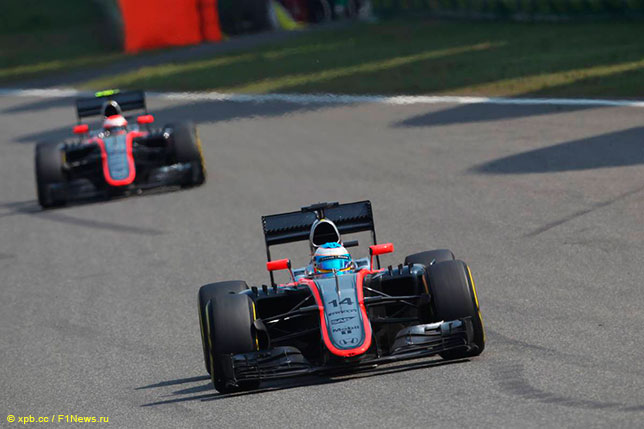 Фернандо Алонсо и Дженсон Баттон за рулём McLaren MP4-30