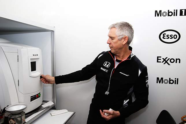 Майкл Фрост на рабочем месте в боксах McLaren на тестах в Барселоне