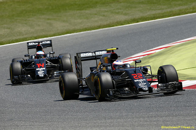 Машины McLaren на трассе Гран При Испании