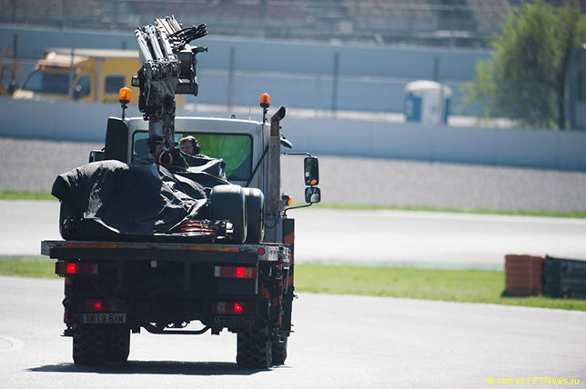 Машина Фернандо Алонсо возвращается в боксы McLaren на эвакуаторе после очередной проблемы с двигателем Honda