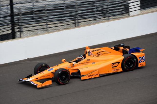 Фернандо Алонсо за рулем McLaren-Honda-Andretti в Индианаполисе