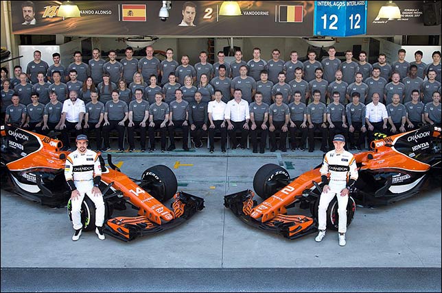 McLaren – групповая фотография в конце сезона