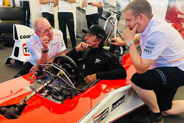 Эмерсон Фиттипальди в кокпите своей чемпионской машины, McLaren M23