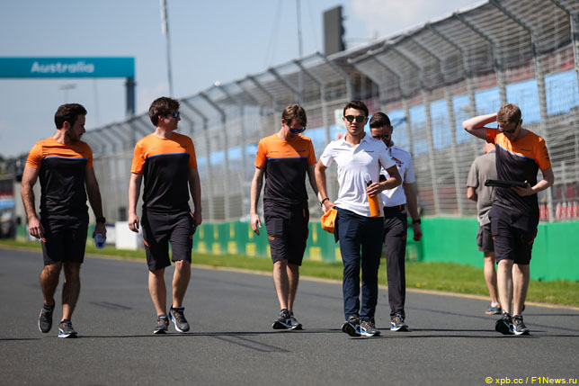 Ландо Норрис вместе с инженерами McLaren гуляет по трассе в Мельбурне