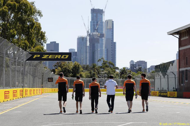 Сотрудники McLaren в Мельбурне