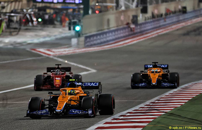 Машины McLaren на трассе Гран При Бахрейна
