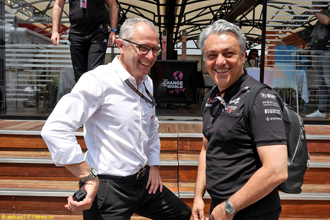 Лука де Мео, глава Renault Group (справа), и Стефано Доменикали, президент Формулы 1