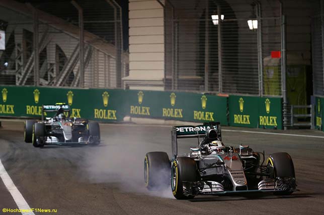 Гонщики Mercedes на трассе Гран При Сингапура