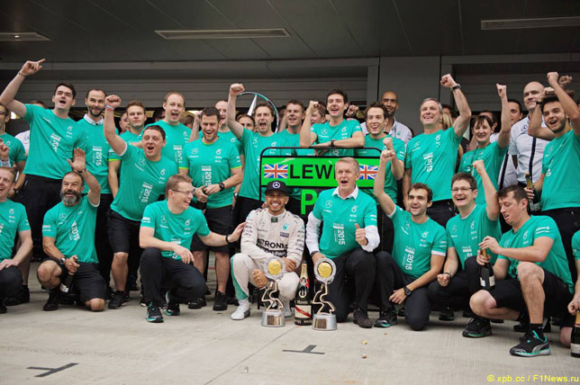 Команда Mercedes празднует победу в Кубке конструкторов