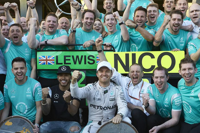 Команда Mercedes после финиша гонки в Сочи