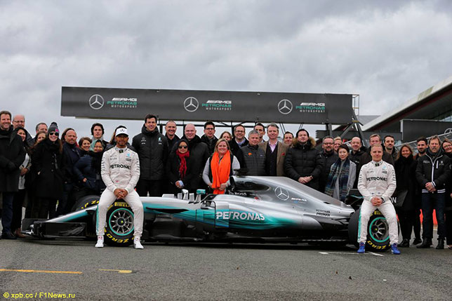 Команда Mercedes AMG на презентации новой машины W08