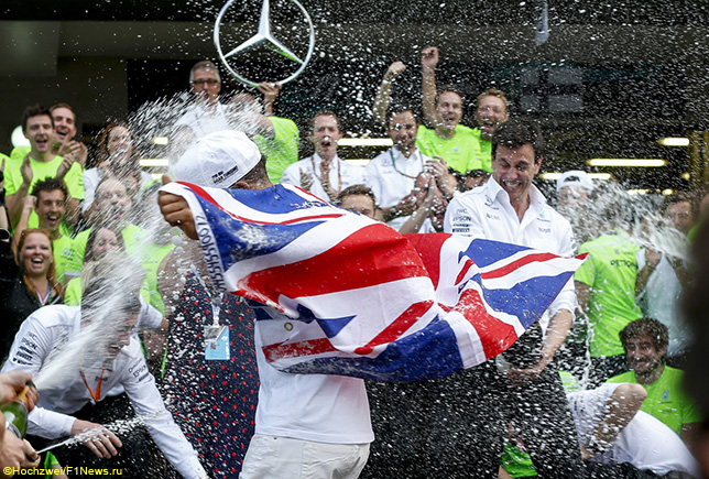 Команда Mercedes отмечает титул Льюиса Хэмилтона в Мексике