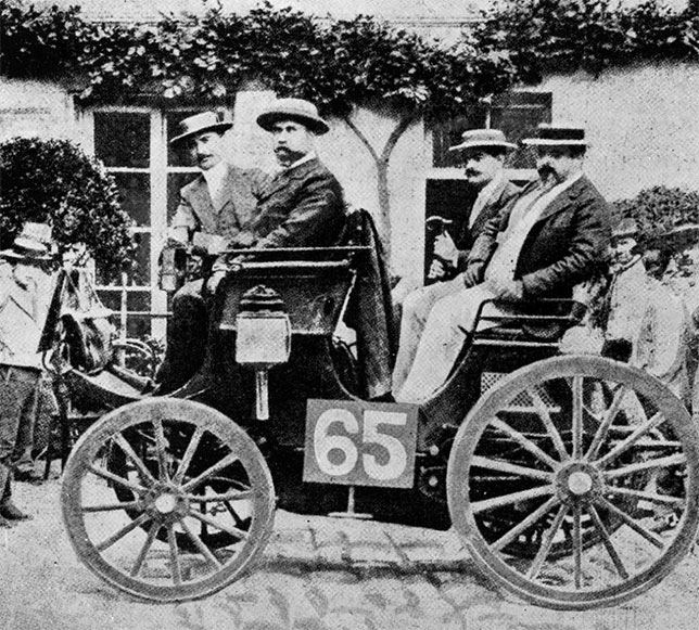 Так выглядел автомобиль Peugeot Type 7 с двигателем Daimler, участник гонки Париж-Руан, состоявшйеся в июле 1894 года