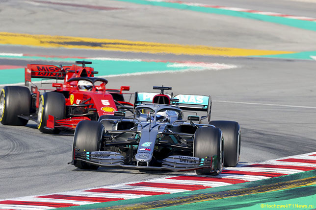 Машины Mercedes и Ferrari в третий день тестов на трассе в Барселоне