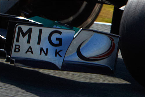 Логотип MIG Bank на машине Mercedes
