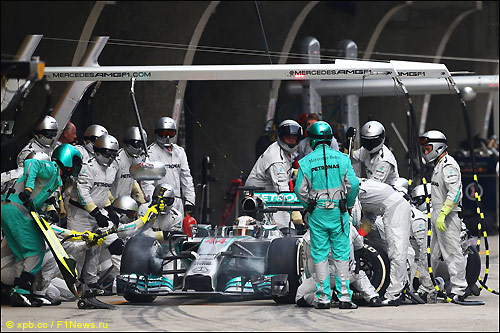 Команда Mercedes AMG проводит пит-стоп во время Гран При Китая