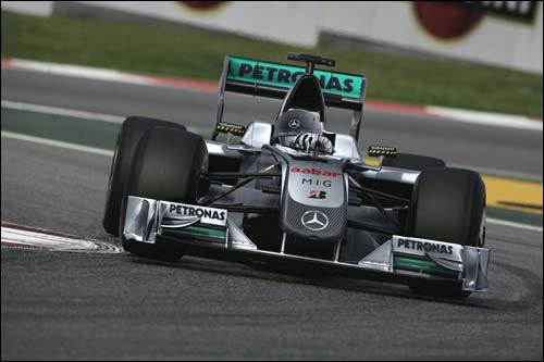 Логотипы Petronas на машине Mercedes GP